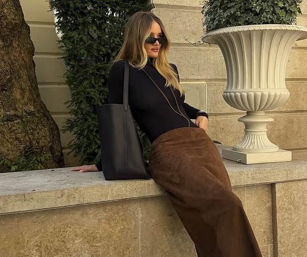 Rosie Huntington-Whiteley shkëlqen me stil në Paris Fashion Week