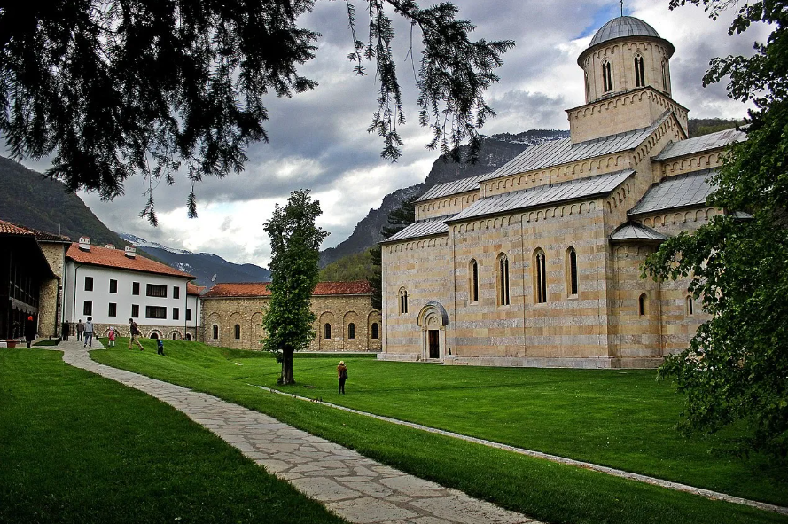 Buzhala reagon për tokën e Manastirit të Deçanit