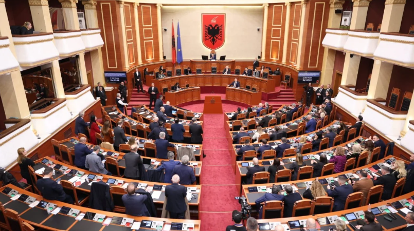 ‘Përplasja’ të enjten në seancë plenare, votimi për Ballukun pikë e parë e rendit të ditës. Pak metra larg Kuvendit, protesta e PD