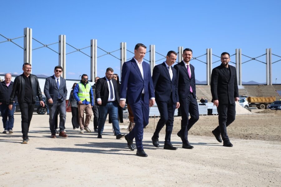 Ministri Gashani e vizitoi stadiumin “Adem Jashari”