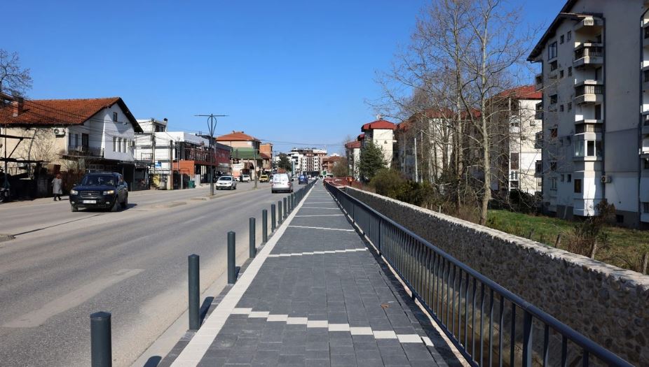Muhaxheri publikon pamje nga ndërtimi i trotuarit në lagjen Fidanishte në Pejë
