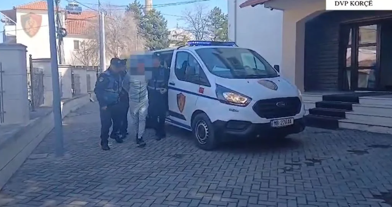 I dënuar me burgim për 2 vepra penale, lokalizohet dhe vihet në pranga 38-vjeçari