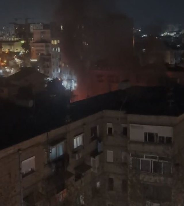 Zjarr në Tiranë, përfshihet nga flakët pallati te “Ali Demi”
