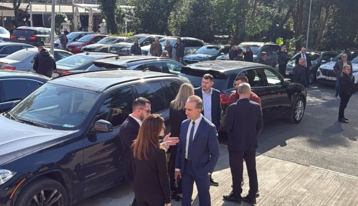 Opozita proteston, deputetët e PD mblidhen në selinë blu, mungon Berisha