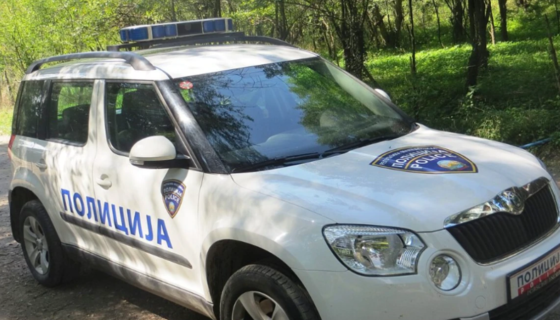 Shoferi i dehur godet automjetin e policisë, lëndohen tre persona