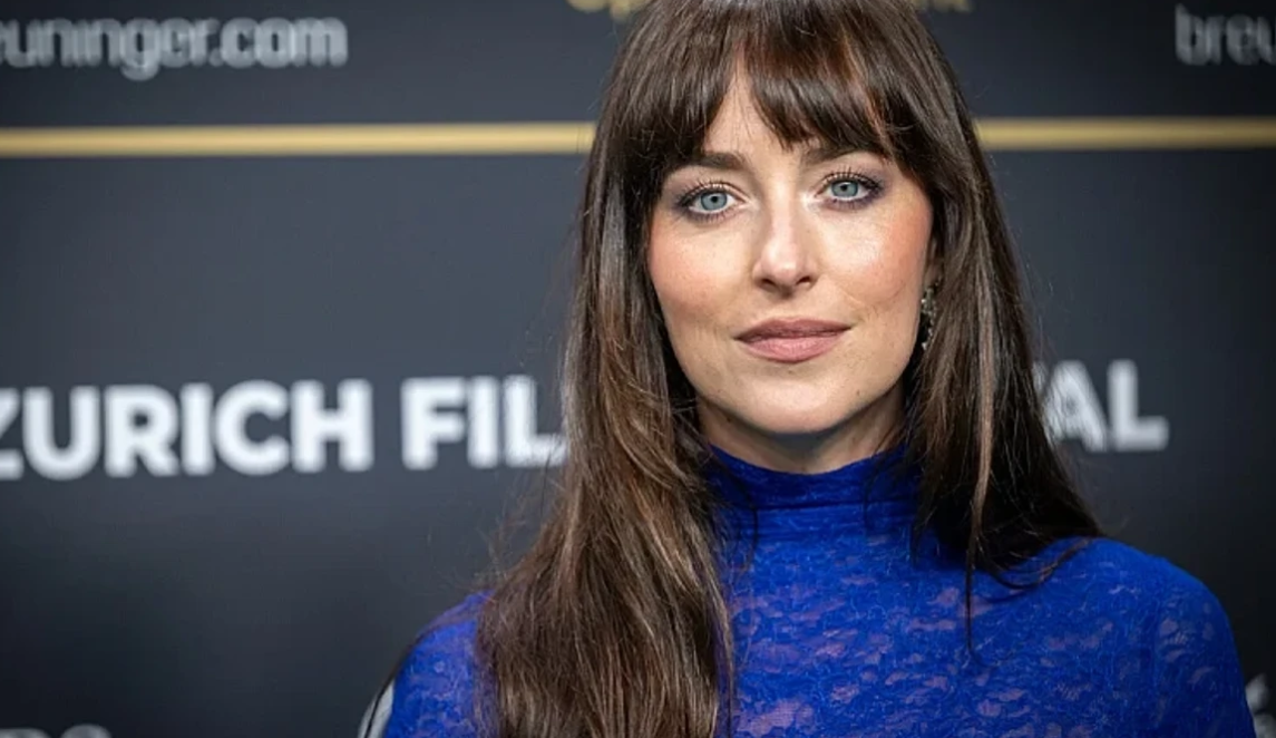Pas ndarjes nga Chris Martin, Dakota Johnson nuk i është përkushtuar më jetës së saj dashurore