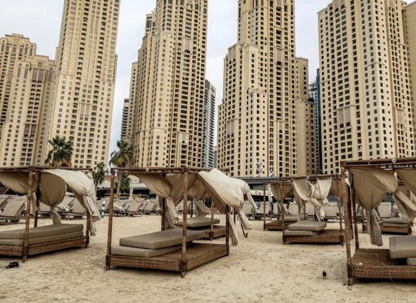 Lufta shkreton Dubain, rrugët, plazhet dhe qendrat tregtare bosh