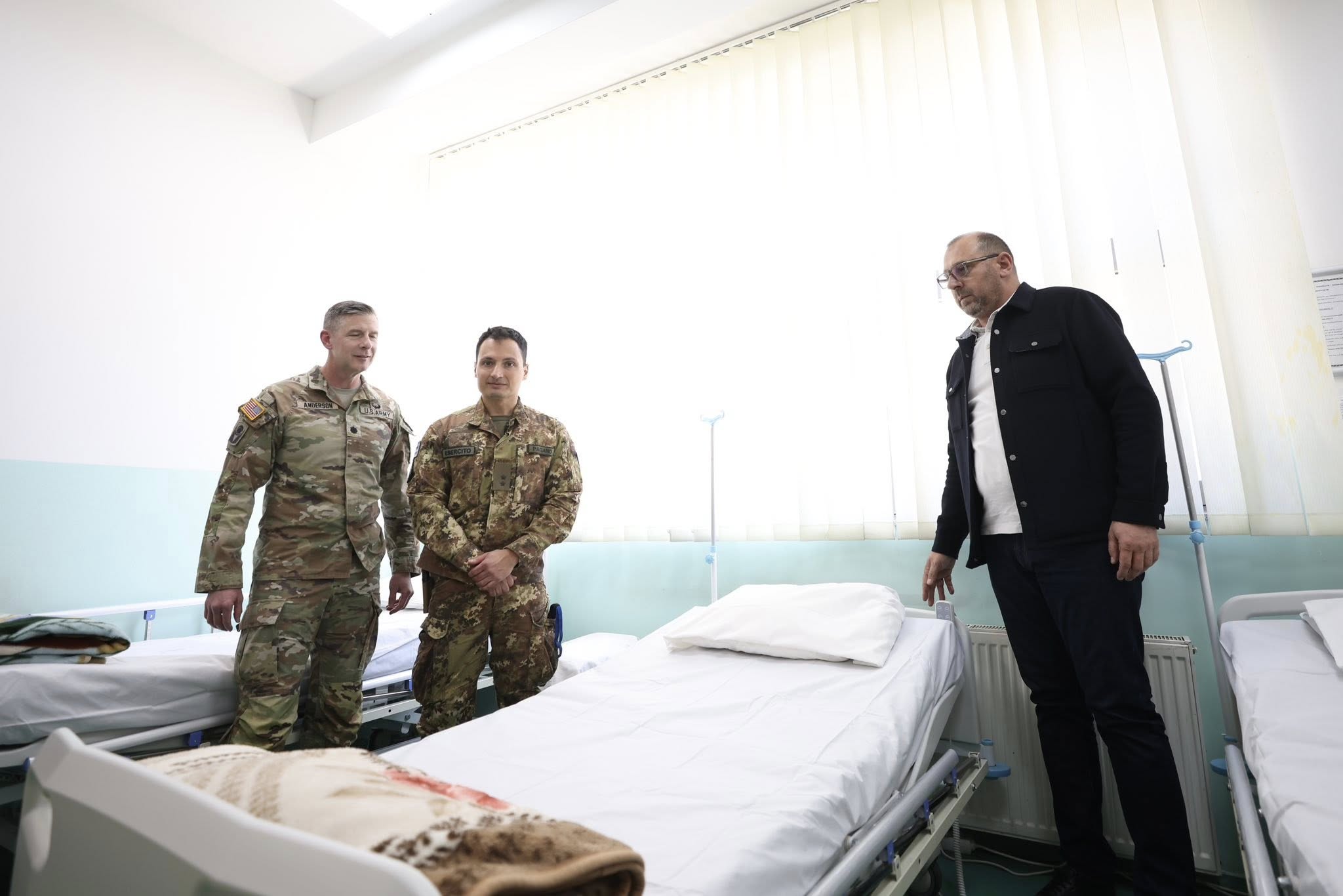 Bondsteel’i i dhuron tre shtretër donacion QKMF’së në Lagjen e Muhaxherëve 