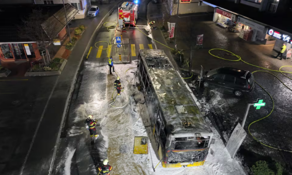 Zbulohen detaje nga ngjarja tragjike e para disa ditëve – Kush ishte personi që u lye me benzinë e i vuri flakën vetes brenda autobusit?