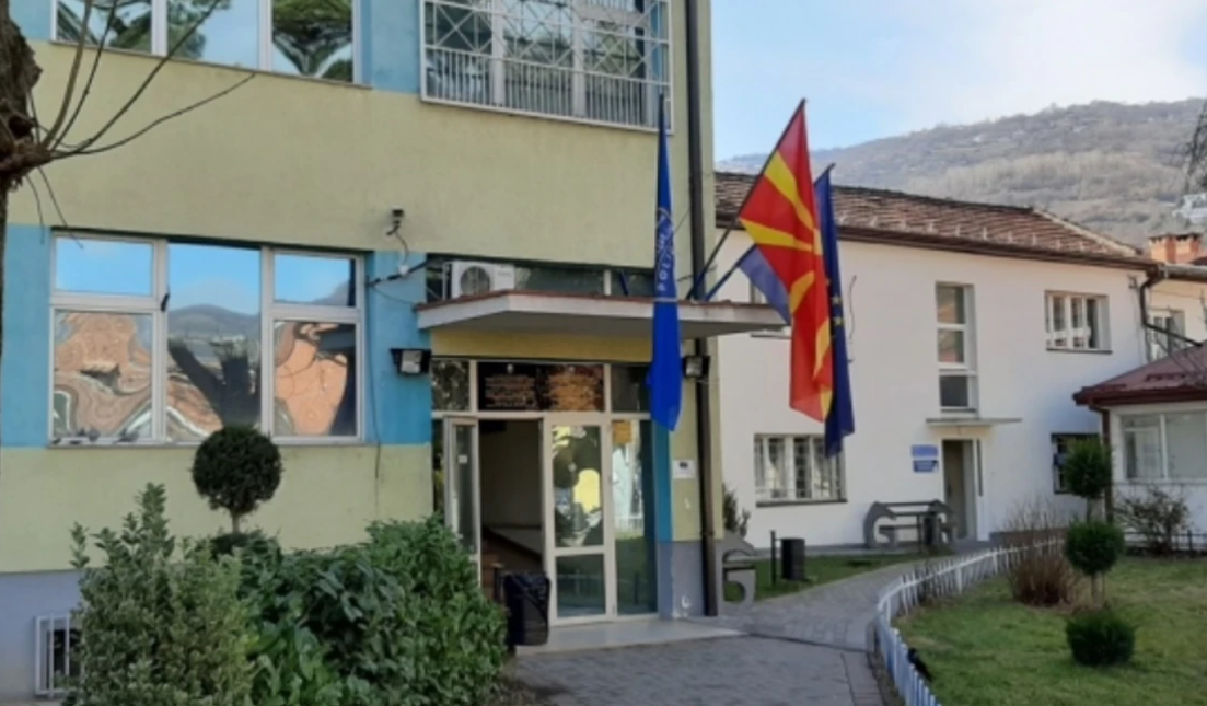 Kërcënoi se do të vendosë bombë dhe kryejë vrasje në një shkollë në Tetovë, policia e ndalon 18-vjeçarin