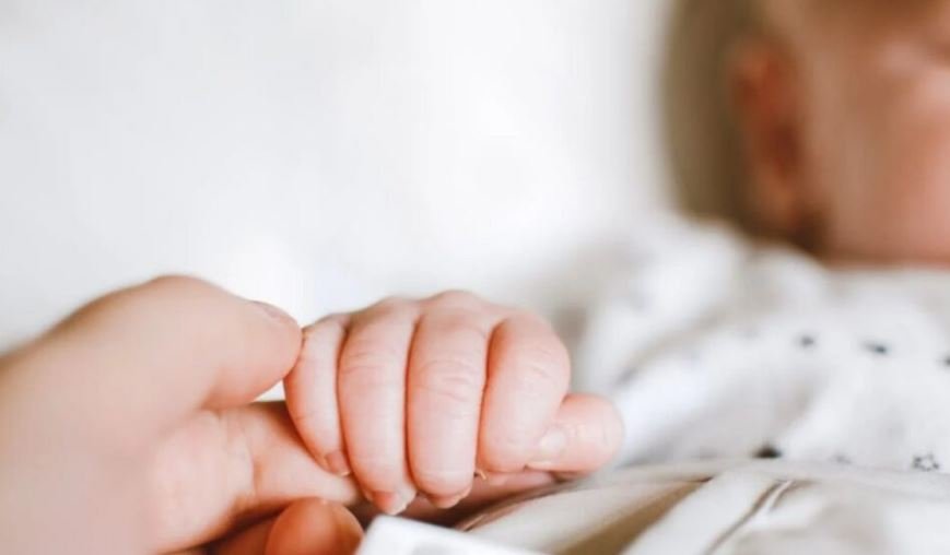 Lindi prematurë, foshnja 2-muajshe në Korçë në gjendje kritike, niset me urgjencë drejt Tiranës