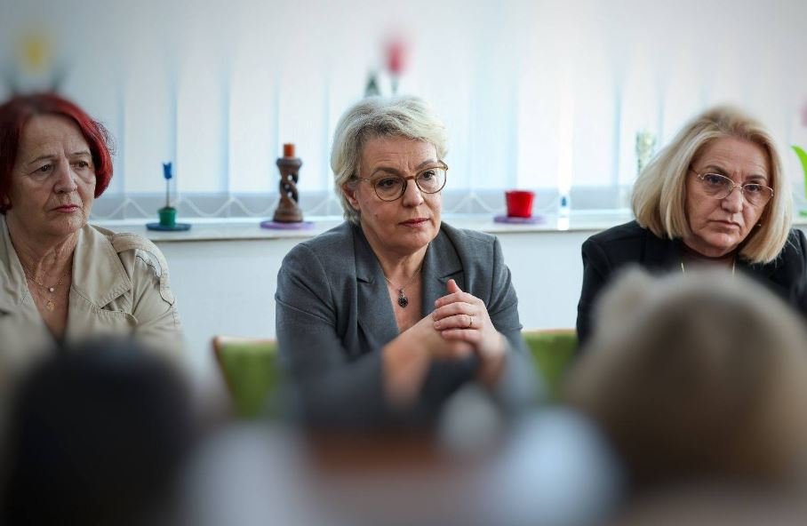 Donika Gërvalla viziton qendrën për gratë në Drenas