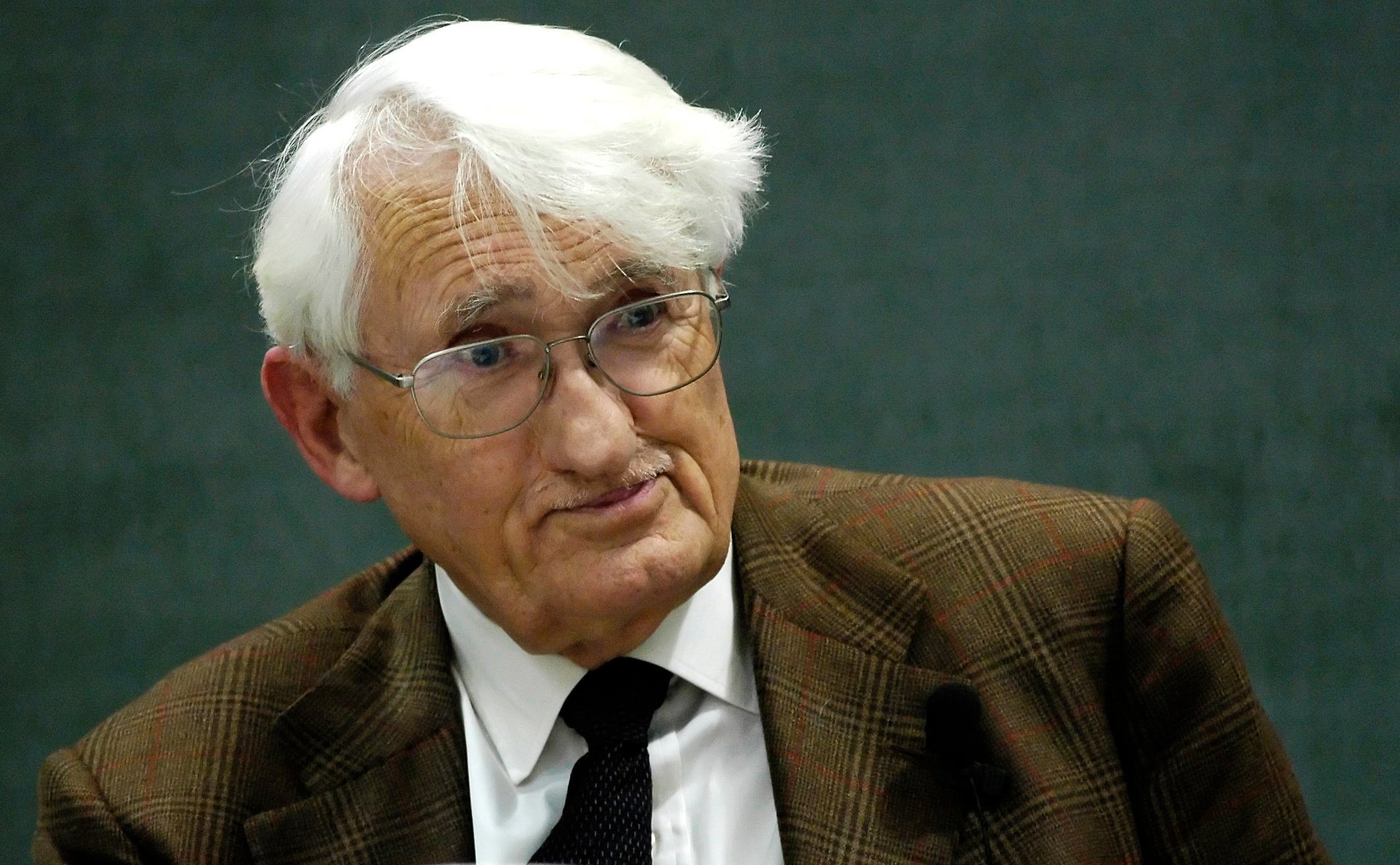 ​U nda nga jeta filozofi Jürgen Habermas, përkrahu bombardimet e NATO-s në Kosovë më 1999