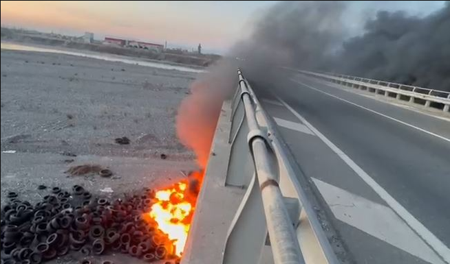 Superstrada Lezhë-Milot mbulohet nga tymi, digjen goma pranë urës mbi lumin Mat