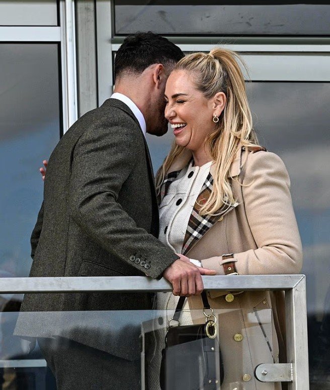 Josie Gibson kapet dorë për dore me ‘peshkatarin më tërheqës në botë’, Sam Wolfenden në Cheltenham Festival