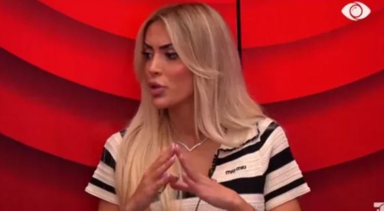 Telefon në Dhomën e Rrëfimit? Brikena harron kamerat dhe zbulon komunikimin e fshehtë