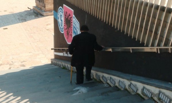 ​Mirëmbajtja e sheshit Skenderbeu në Çarshinë e Vjetër të Shkupit, lë për të dëshiruar