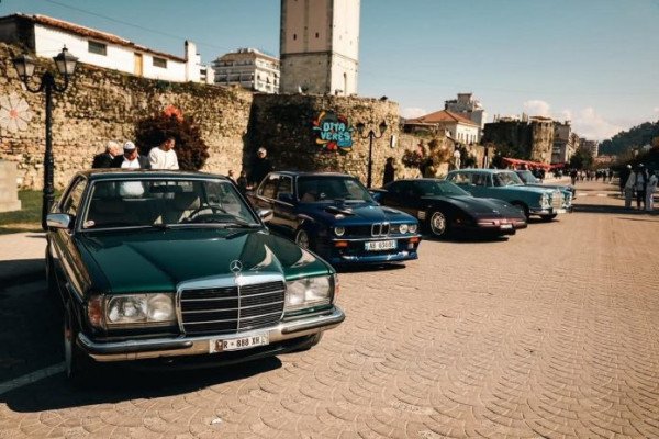 ​Makina retro në Elbasan, nostalgji dhe elegancë në Ditën e Verës