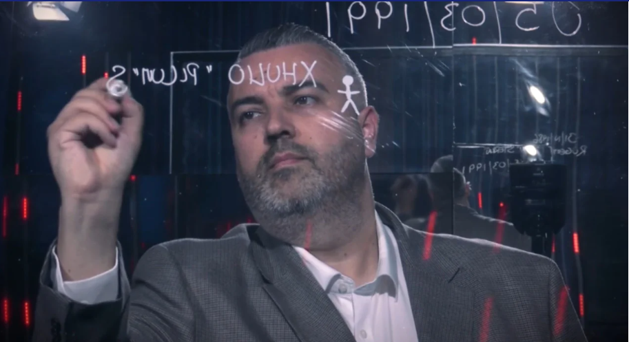 Konflikti me vëllain dhe problemet me lojërat e fatit, Rogerti përlotet gjatë linjës së tij të jetës