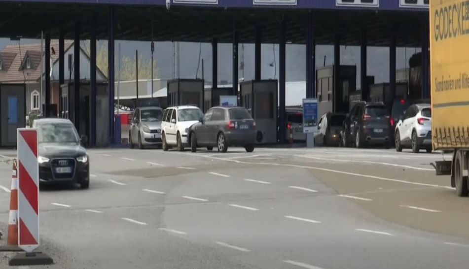 Shtetasit e huaj njoftohen me rregullat e reja në kufi