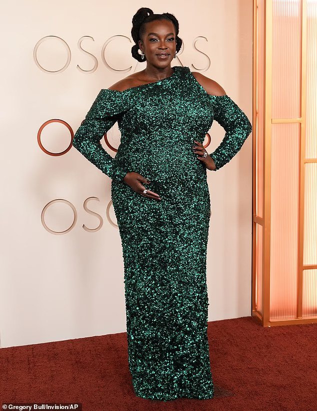 Wunmi Mosaku shkëlqen në tapetin e kuq të Oscars me barkun e saj të shtatzënisë