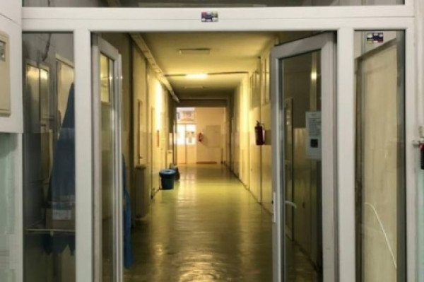 ​Punëtorët teknikë të spitalit “Isa Grezda” në Gjakovë nisin grevë për shkak të vonesës së pagave