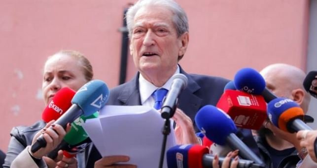 Në zbatim të masës “Detyrim paraqitje”, Sali Berisha paraqitet në SPAK