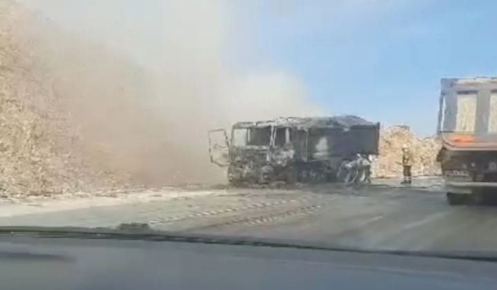 Shkrumbohet një kamion në Bypass-in e Vlorës, shpëton pa lëndime drejtuesi i mjetit