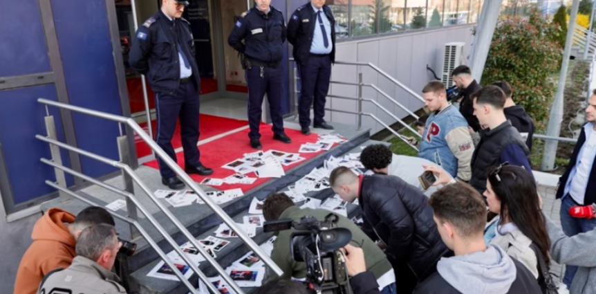 Rinia e PDK-së me aksion simbolik para Qeverisë: Luftë me fjalë, lëshime me vepra