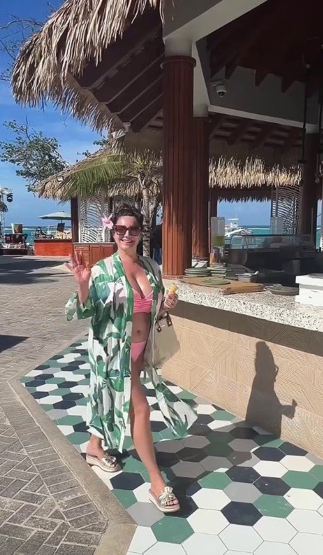 Kelly Brook “ndez” rrjetin me poza nga pushimet romantike në Xhamajka