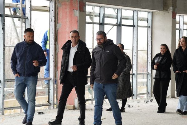 ​Ministri Gashani, viziton punimet në pishinën gjysmë olimpike në Deçan