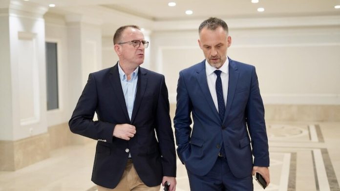 A mund të ulet me Arben Fetain? Ja çka thotë Arben Taravari