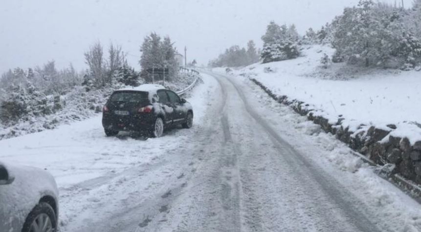 Mbetet e bllokuar rruga Pejë-Kullë-Rozhajë, shkak reshjet e borës