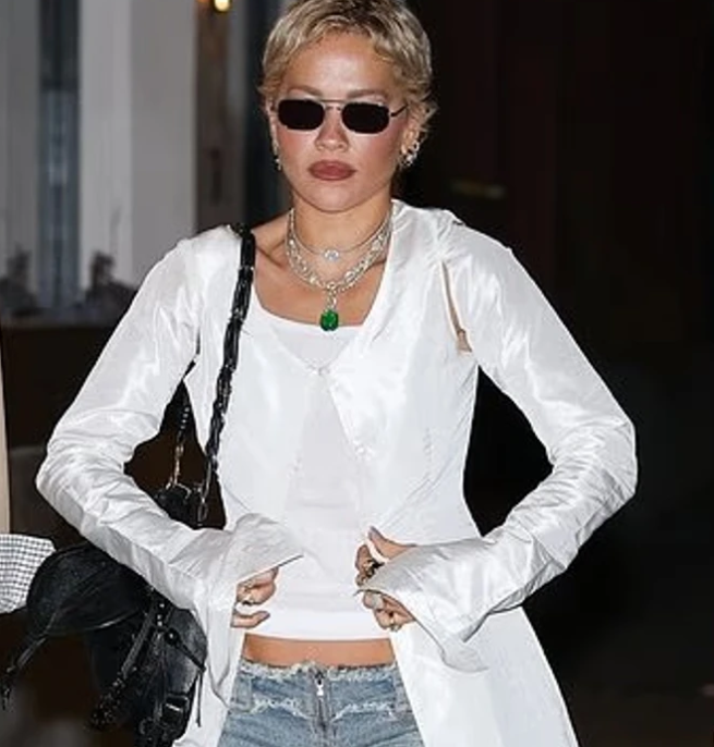 Rita Ora tregon këmbët e tonifikuara në xhinse të shkurtra