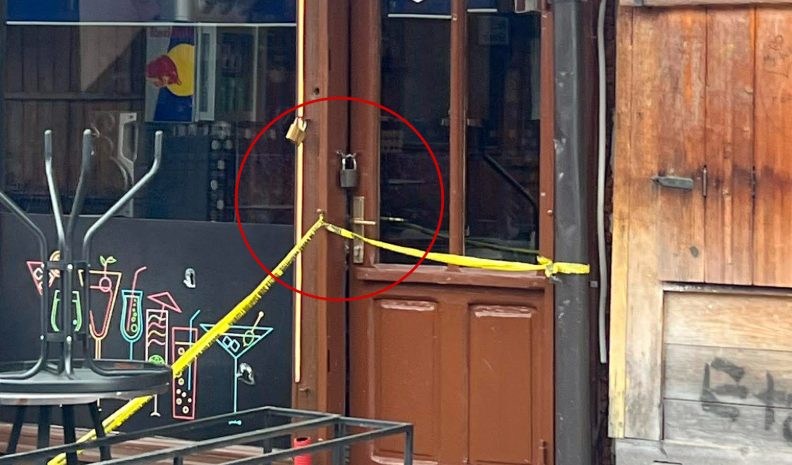 Gjakovë: Ende i mbyllur dhe me shirit të policisë lokali ku u vra një person 