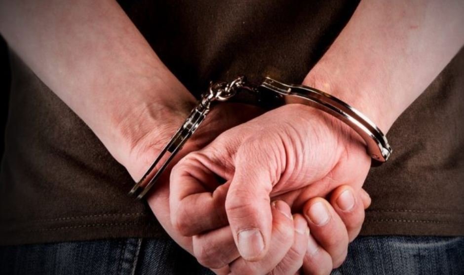 Kërcënon familjarët dhe kapet me armë në veturë, arrestohet gjilanasi