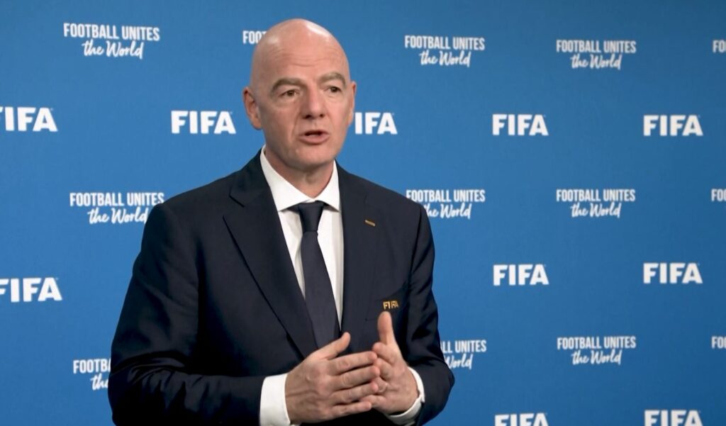 Tensionet globale trazojnë futbollin