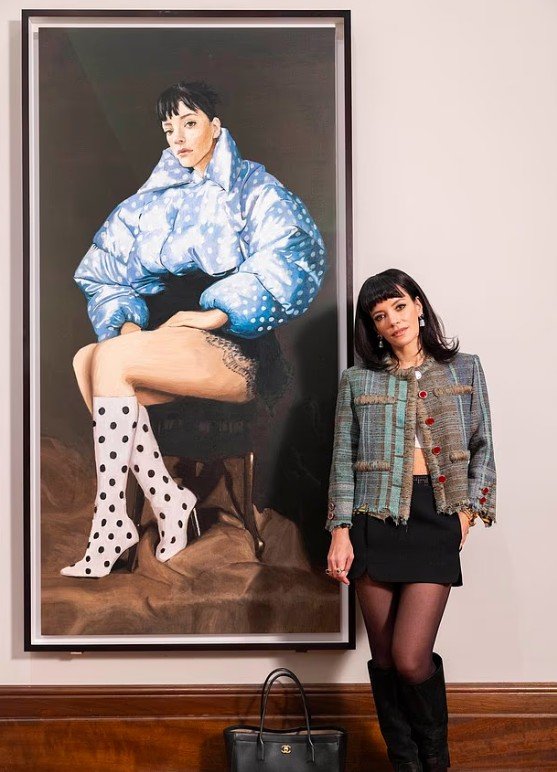 Lily Allen rikthehet fuqishëm në skenë – dhe jo vetëm me muzikë!