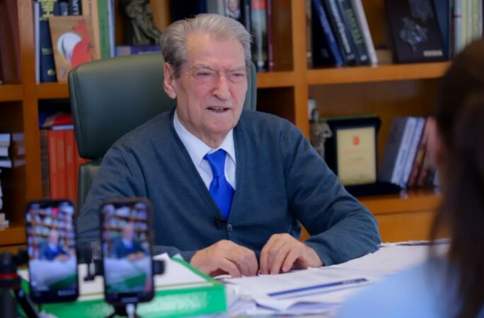 “Të bëhemi si Kosova dhe Maqedonia” – Nafta në Shqipëri arrin 214 lekë litri, Berisha: Kemi gati draftin!