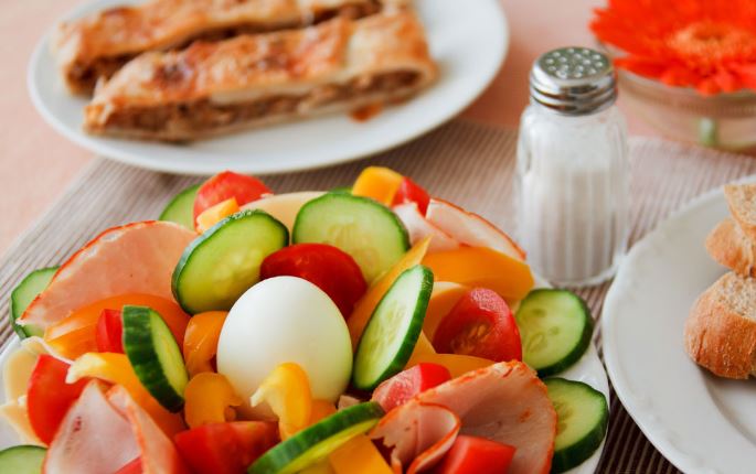 Cilat ushqimet duhet t’i shmangni pas moshës 50-vjeçare?
