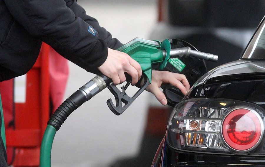 Rritja e çmimit të naftës, qytetarët kufizojnë përdorimin e automjeteve