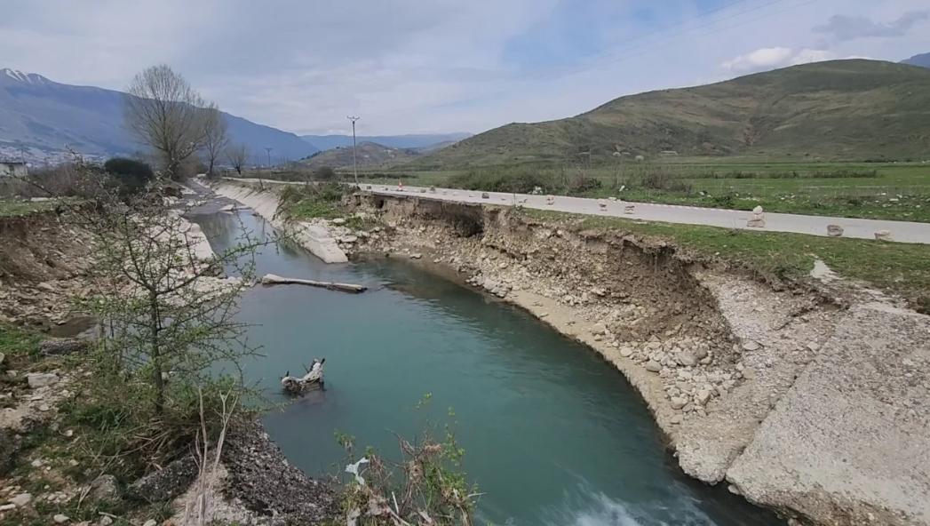 Rruga e rrezikshme në Gjirokastër/ Lidh qytetin me tre fshatra, dëmet nga rrëshqitjet kanë vështirësuar kalimin e automjeteve
