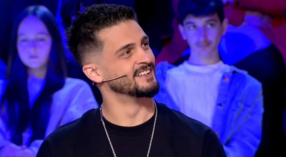 Gimbo zbulon bisedën me familjen e Selin dhe raportet me ta
