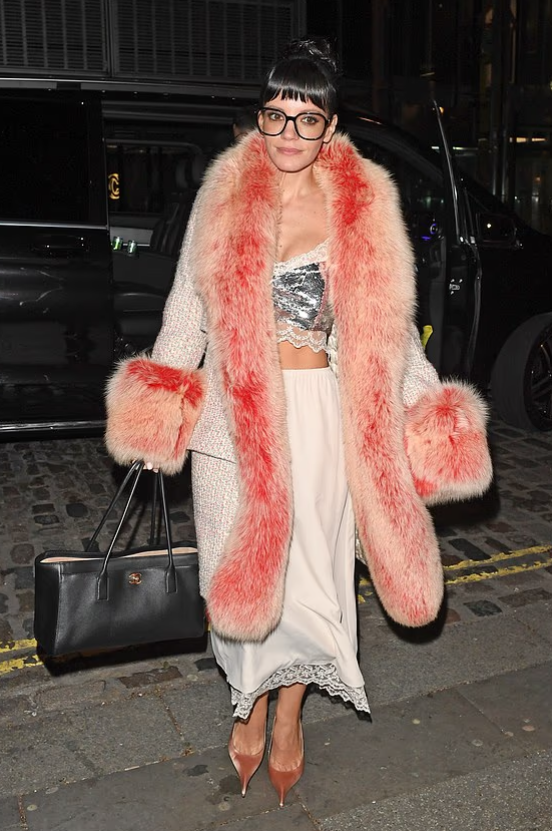 Këngëtarja Lily Allen ndriçon me të dashurin e ri