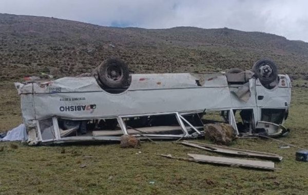 ​Autobusi turistik bie nga shkëmbi në Peru, nëntë të vdekur