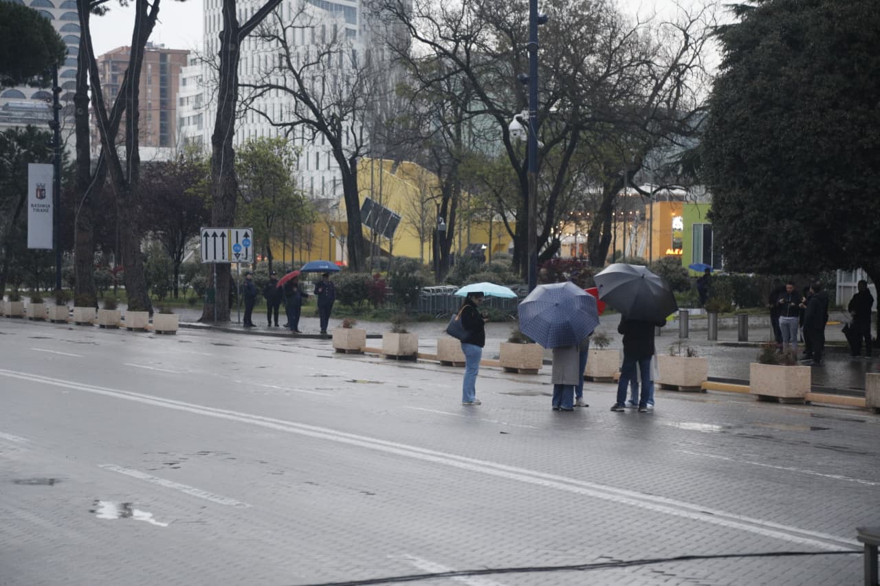 U thirr në rrjetet sociale/ Dështon protesta për çmimin e naftës para Kryeministrisë, pjesëmarrje minimale në shesh