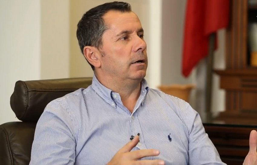 “Majëm të paguar” – Tomë Gashi godet gazetarët dhe analistët