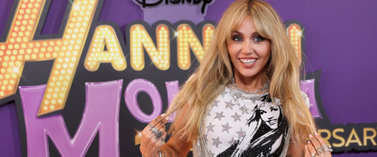 Miley Cyrus dhe yjet e tjerë festojnë 20-vjetorin e “Hannah Montana