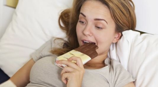 Pse nuk i rezistoni çokollatës para menstruacioneve? Shkenca jep përgjigjen