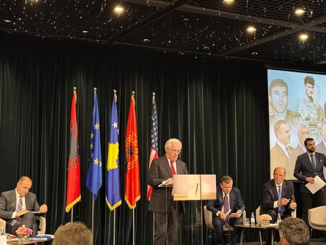 “Kur heshtja flet” - Promovohet në Tiranë libri mbi historinë e Kosovës dhe gjyqin në Hagë